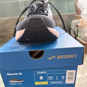 NWT Women’s Brooks Glycerin 19 Size 9W Neutral Running Shoe